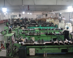 制袋車(che)間-電腦(nao)高速三(san)邊封制(zhi)袋機