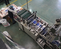 制袋(dai)車間-電(dian)腦高速(su)三邊封(feng)制袋機(ji)